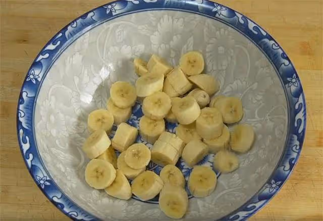 香蕉里加點麵粉,不蒸不油炸,叉子一叉,出鍋孩子搶著吃,解饞