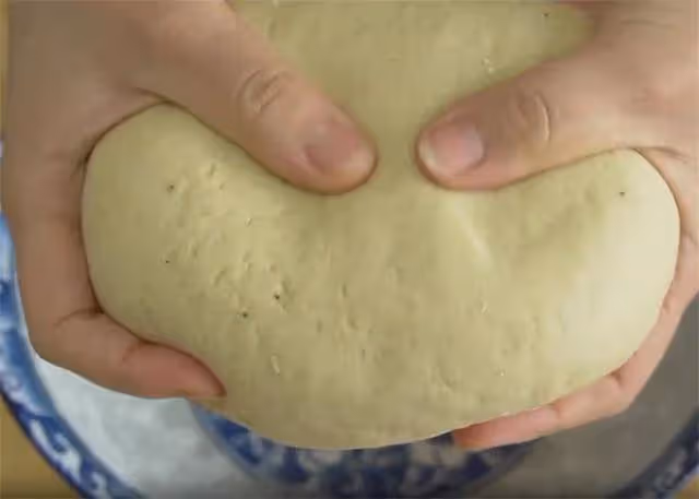 香蕉里加點麵粉,不蒸不油炸,叉子一叉,出鍋孩子搶著吃,解饞