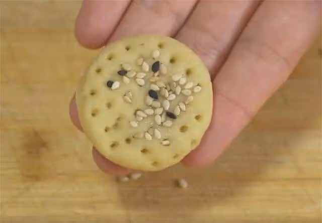 香蕉里加點麵粉,不蒸不油炸,叉子一叉,出鍋孩子搶著吃,解饞
