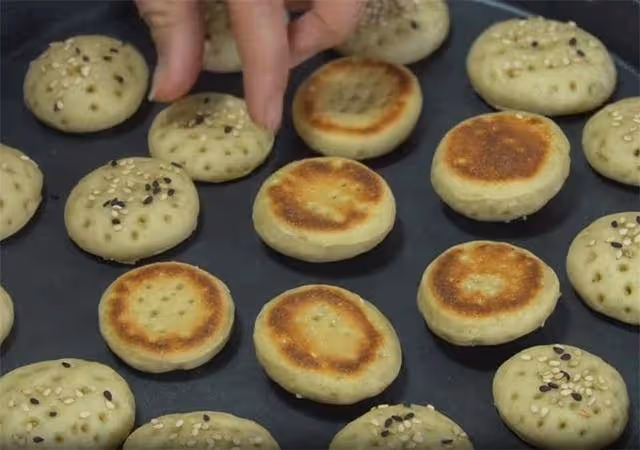 香蕉里加點麵粉,不蒸不油炸,叉子一叉,出鍋孩子搶著吃,解饞