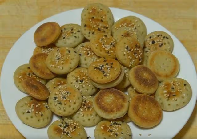 香蕉里加點麵粉,不蒸不油炸,叉子一叉,出鍋孩子搶著吃,解饞