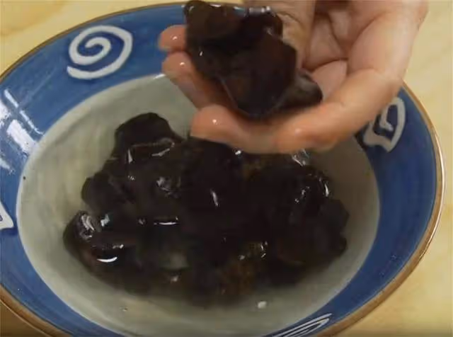 蒜苔最近火了,加一把花生,不腌不炒不刀切,沒肉也能吃得香