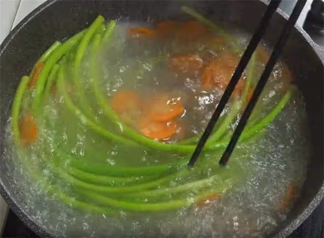 蒜苔最近火了,加一把花生,不腌不炒不刀切,沒肉也能吃得香