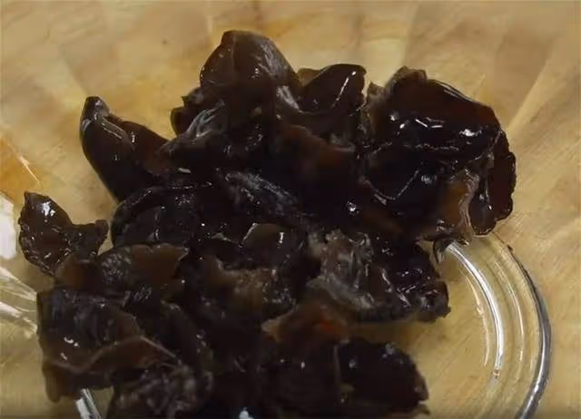 蒜苔最近火了,加一把花生,不腌不炒不刀切,沒肉也能吃得香