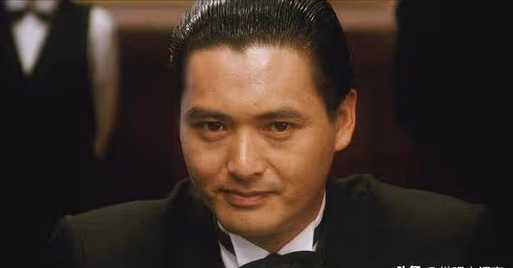 69歲周潤發近況曝光:冒雨跑步素顏出鏡,滿頭銀髮網友直呼不敢