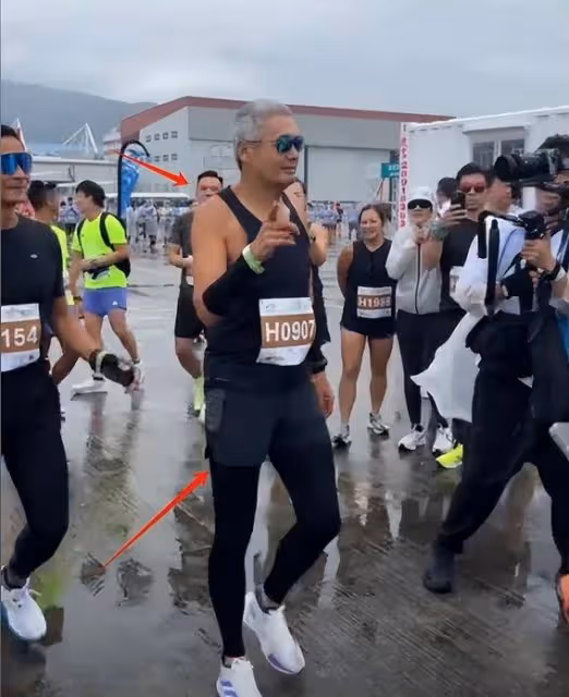 69歲周潤發近況曝光:冒雨跑步素顏出鏡,滿頭銀髮網友直呼不敢