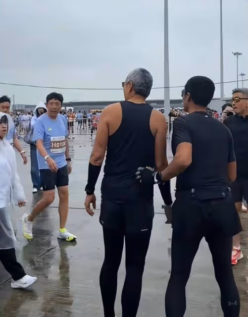 69歲周潤發近況曝光:冒雨跑步素顏出鏡,滿頭銀髮網友直呼不敢
