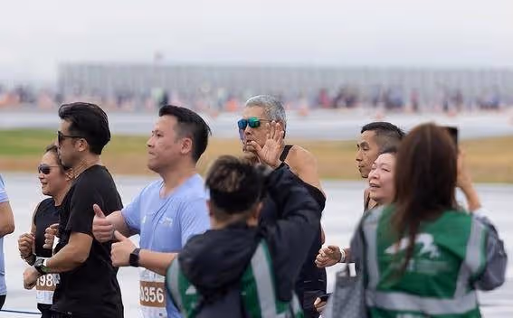 69歲周潤發近況曝光:冒雨跑步素顏出鏡,滿頭銀髮網友直呼不敢