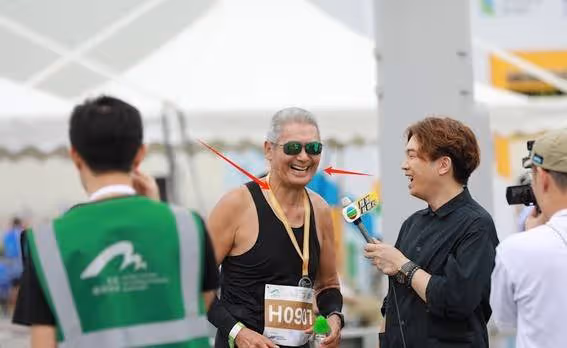 69歲周潤發近況曝光:冒雨跑步素顏出鏡,滿頭銀髮網友直呼不敢