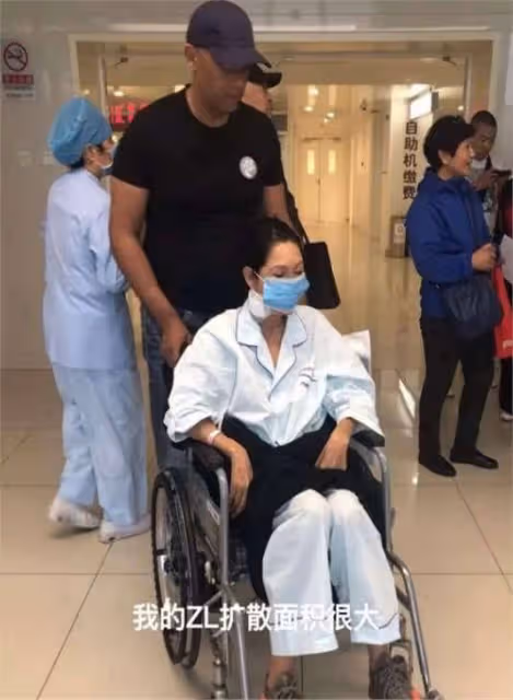 54歲歌手張咪患舌癌,將切掉半個舌頭不能再唱歌了,5年已3次患癌