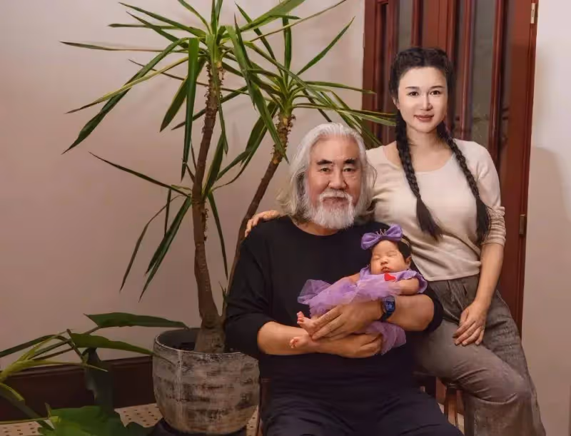 73歲張紀中為四胎辦滿月，一家六口合照像祖孫3代，老大也才10歲