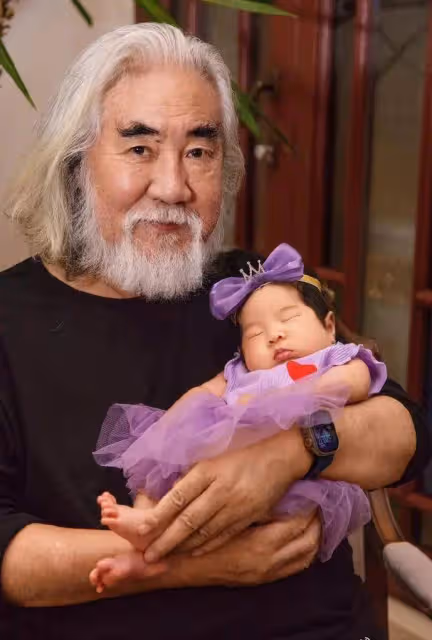 73歲張紀中為四胎辦滿月，一家六口合照像祖孫3代，老大也才10歲