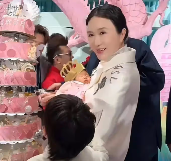 73歲張紀中為四胎辦滿月，一家六口合照像祖孫3代，老大也才10歲