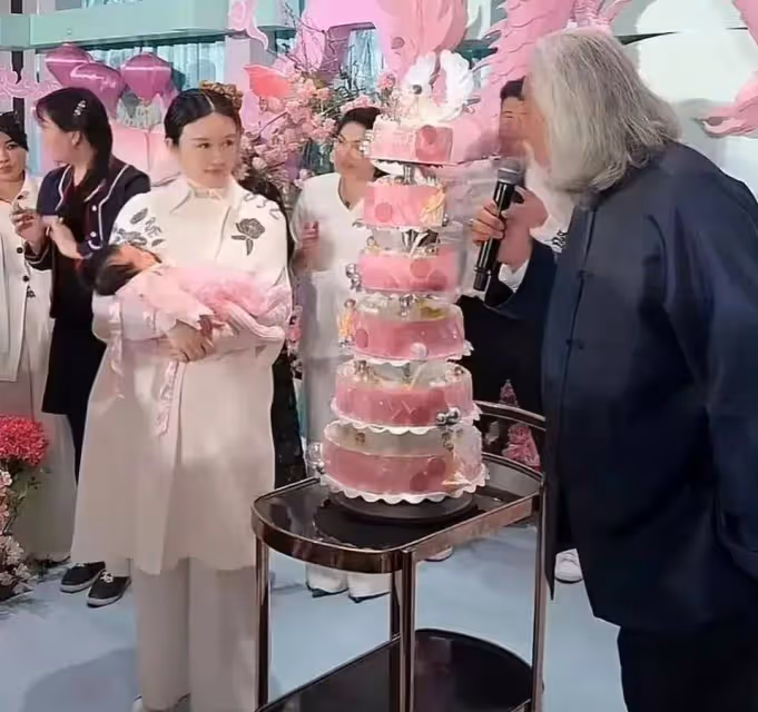 73歲張紀中為四胎辦滿月，一家六口合照像祖孫3代，老大也才10歲