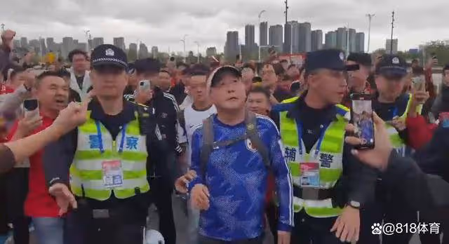 找罵！中國球迷穿日本球衣被國足球迷追罵漢奸，安保扒掉他球衣帶走