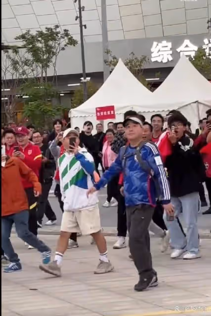 找罵！中國球迷穿日本球衣被國足球迷追罵漢奸，安保扒掉他球衣帶走