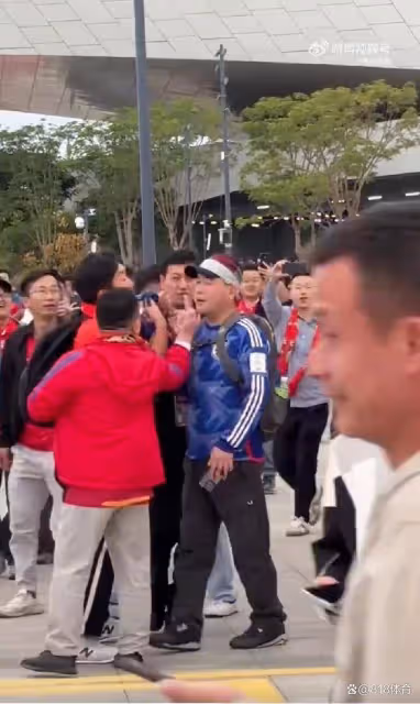 找罵！中國球迷穿日本球衣被國足球迷追罵漢奸，安保扒掉他球衣帶走