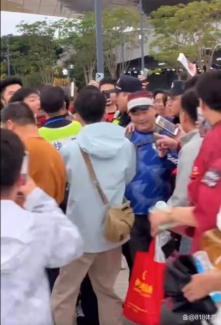 找罵！中國球迷穿日本球衣被國足球迷追罵漢奸，安保扒掉他球衣帶走