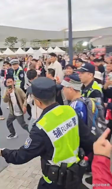 找罵！中國球迷穿日本球衣被國足球迷追罵漢奸，安保扒掉他球衣帶走
