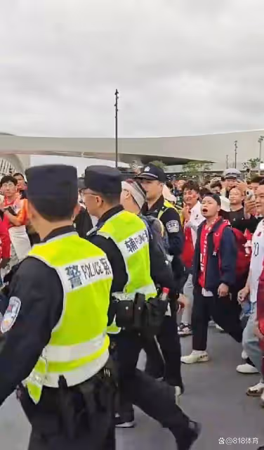 找罵！中國球迷穿日本球衣被國足球迷追罵漢奸，安保扒掉他球衣帶走