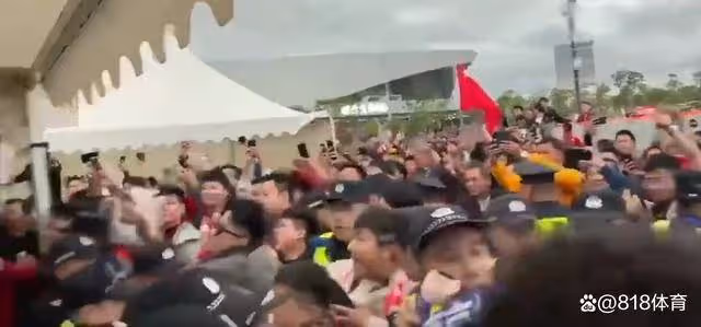 找罵！中國球迷穿日本球衣被國足球迷追罵漢奸，安保扒掉他球衣帶走