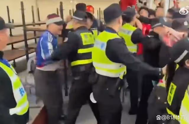 找罵！中國球迷穿日本球衣被國足球迷追罵漢奸，安保扒掉他球衣帶走