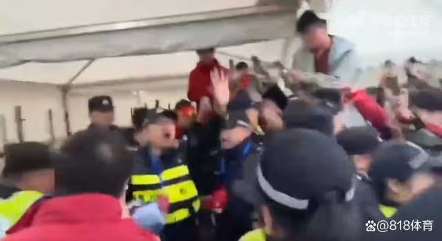 找罵!中國球迷穿日本球衣被國足球迷追罵漢奸,安保扒掉他球衣帶走