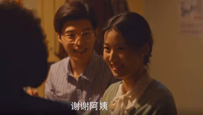《小巷人家》大結局：看到黃玲送金項鍊給李佳，才知她比公婆偏心