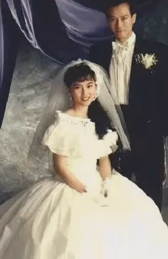 鄭欣宜加拿大產子,77歲鄭少秋當外公,沈殿霞終於安心了!