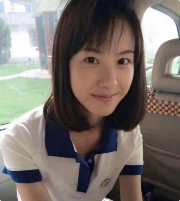 校園版劉亦菲火了,桃花眼比劉亦菲本人還美,被眾人圍觀瘋狂拍照