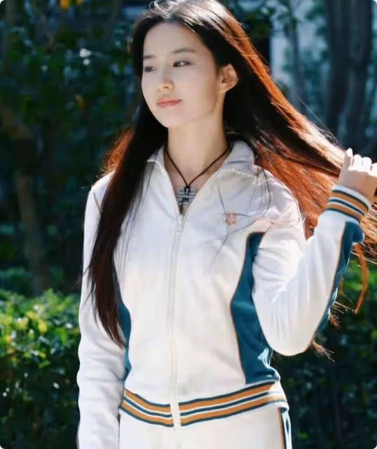 校園版劉亦菲火了,桃花眼比劉亦菲本人還美,被眾人圍觀瘋狂拍照