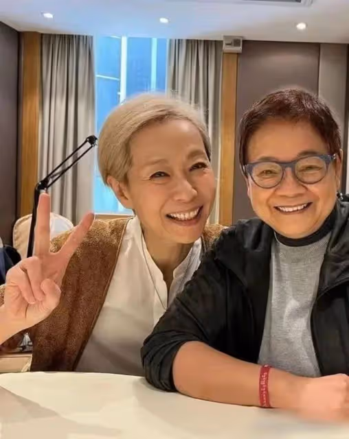 60歲葉童與富豪老公同框,1個滿臉滄桑,1個春風滿面,暴露地位