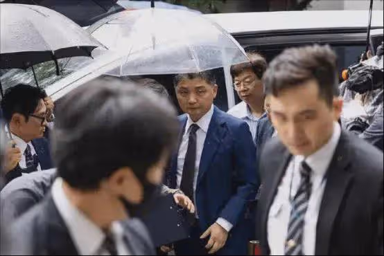 貧寒學子,用不到20年時間,背靠騰訊和阿里,躋身頂級富豪圈