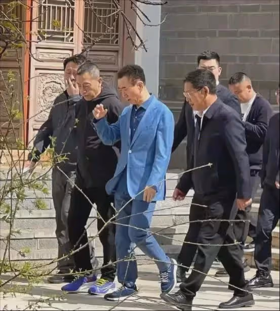 曾經一個億是「小目標」,現在到處變賣家產:70歲王健林瘦到脫相