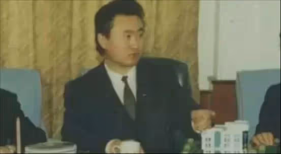 曾經一個億是「小目標」,現在到處變賣家產:70歲王健林瘦到脫相