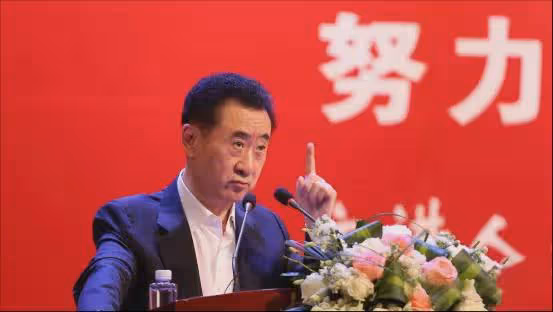 曾經一個億是「小目標」,現在到處變賣家產:70歲王健林瘦到脫相