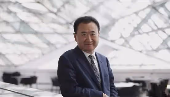 曾經一個億是「小目標」,現在到處變賣家產:70歲王健林瘦到脫相