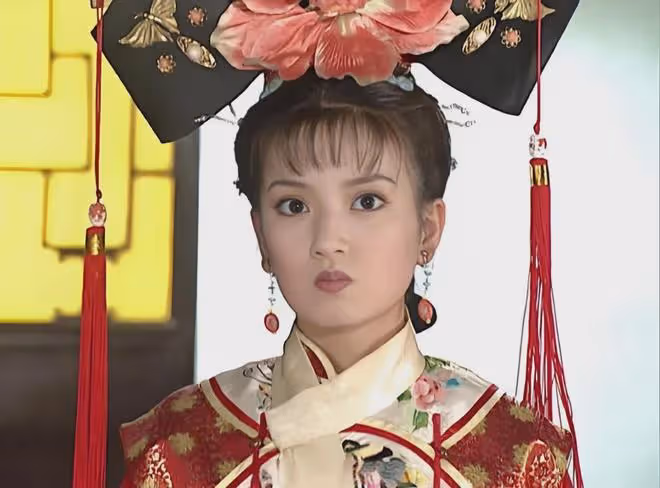 再被強執8848元,48歲趙薇精神憔悴身材臃腫,淪落至此她後悔嗎