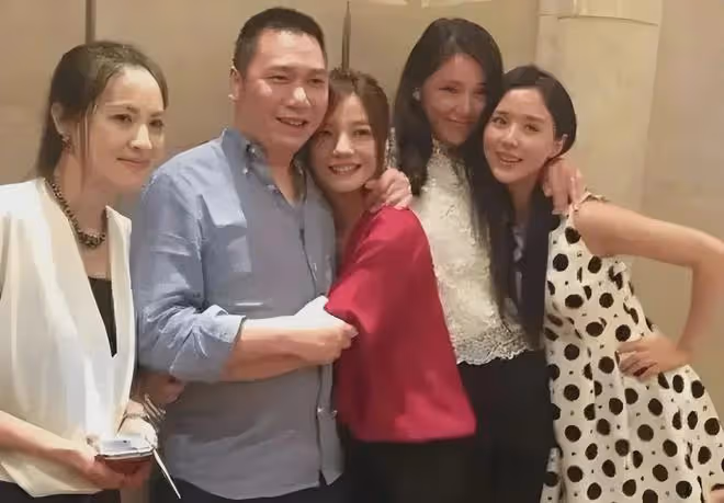 再被強執8848元,48歲趙薇精神憔悴身材臃腫,淪落至此她後悔嗎