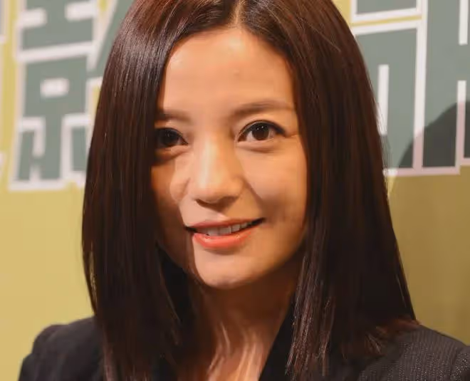 再被強執8848元,48歲趙薇精神憔悴身材臃腫,淪落至此她後悔嗎