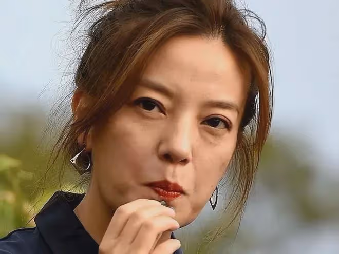 再被強執8848元,48歲趙薇精神憔悴身材臃腫,淪落至此她後悔嗎