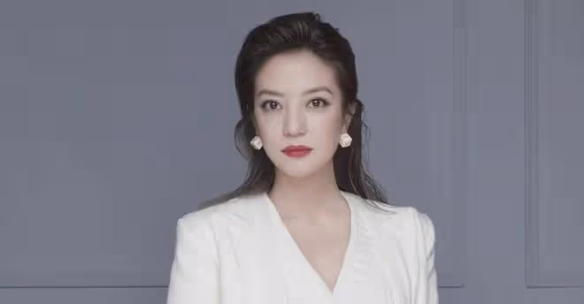 再被強執8848元,48歲趙薇精神憔悴身材臃腫,淪落至此她後悔嗎