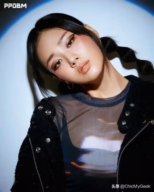 直播拉領口露事業線,18禁歌手打敗IU、太妍!