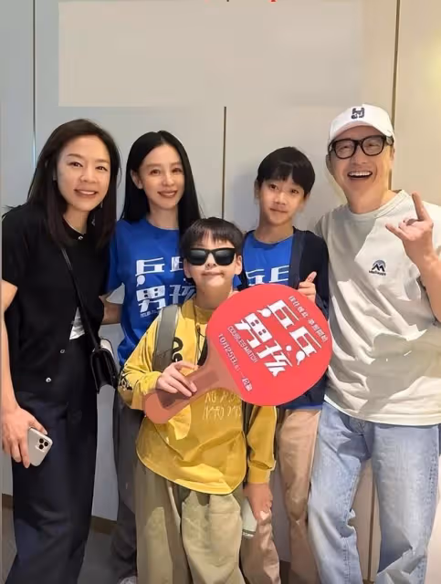 63歲庾澄慶和49歲妻子罕見同框，主播妻子張嘉欣狀態超好