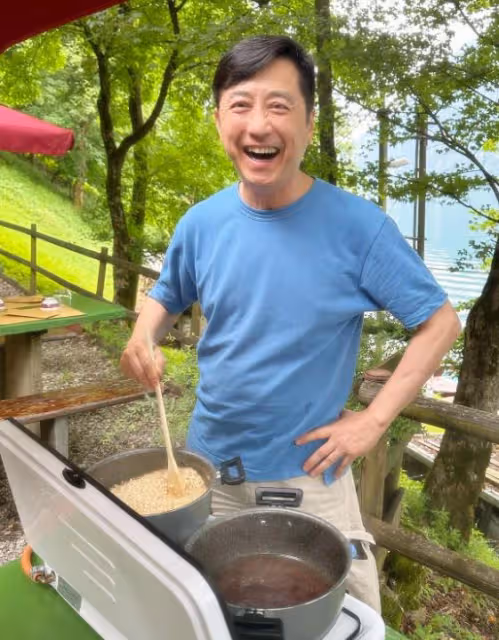 63歲庾澄慶和49歲妻子罕見同框，主播妻子張嘉欣狀態超好
