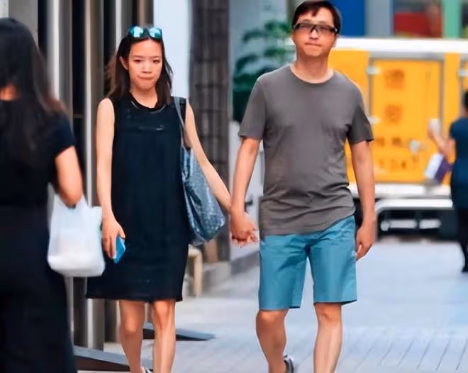 63歲庾澄慶和49歲妻子罕見同框，主播妻子張嘉欣狀態超好
