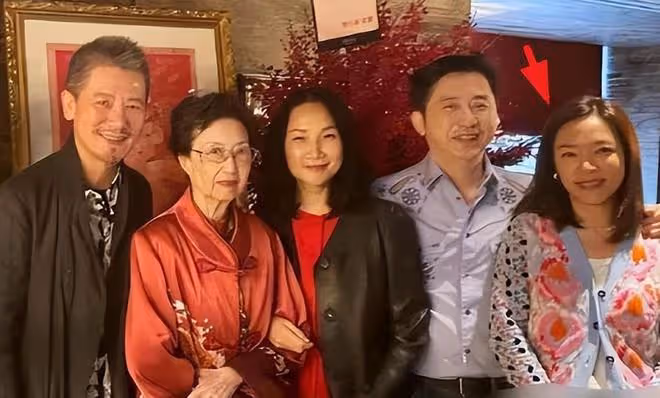 63歲庾澄慶和49歲妻子罕見同框,主播妻子張嘉欣狀態超好