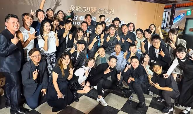 63歲庾澄慶和49歲妻子罕見同框,主播妻子張嘉欣狀態超好
