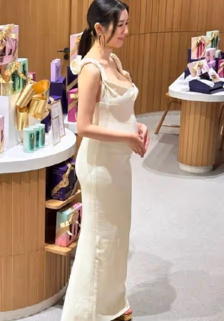 麥明詩懷孕後首現身，挺5月孕肚有嬰兒肥，手放在小腹上比心