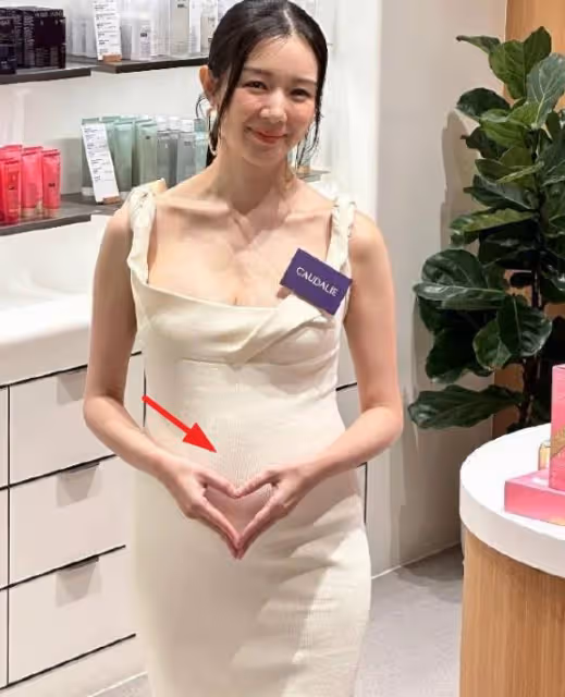 麥明詩懷孕後首現身，挺5月孕肚有嬰兒肥，手放在小腹上比心